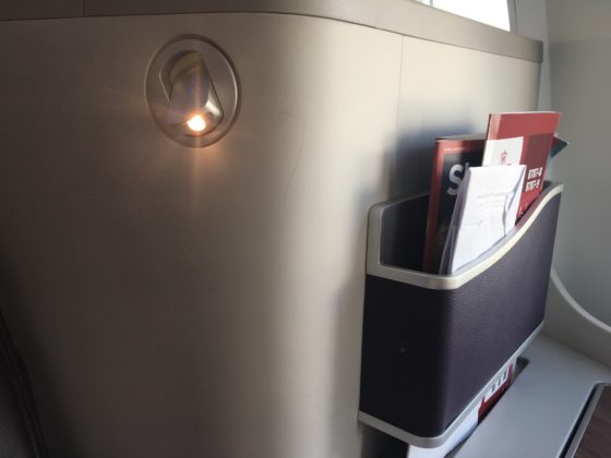 Reading lamp in business class