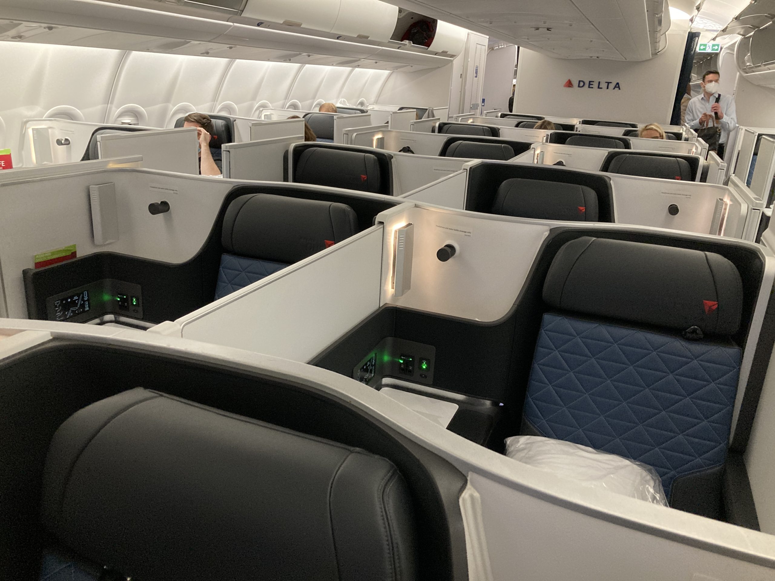 Review: Delta One Suites A330neo - New York JFK To Amsterdam AMS