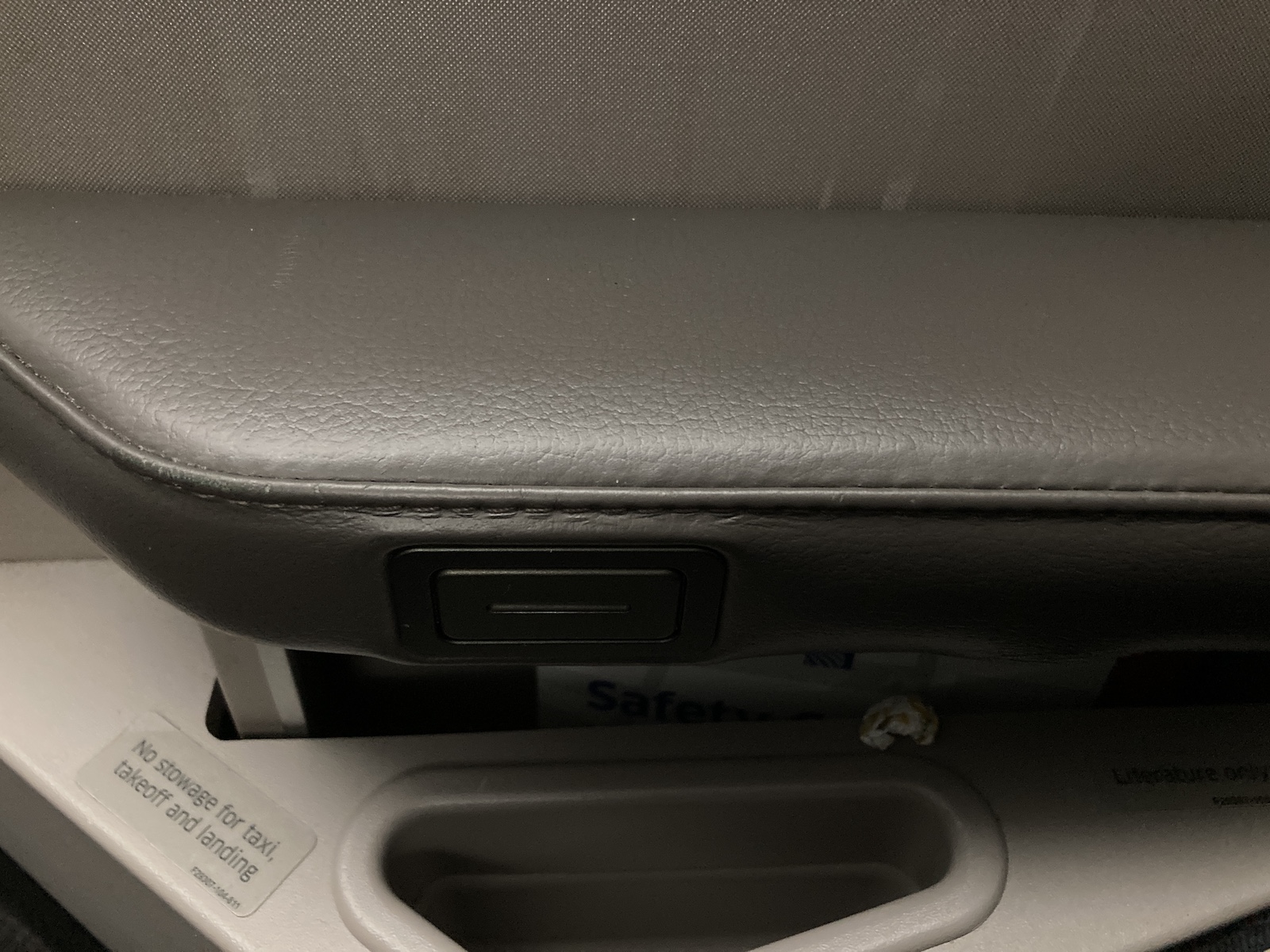 United Polaris Business Class Review: 787-10 Dreamliner FRA to EWR - questionable cleaning