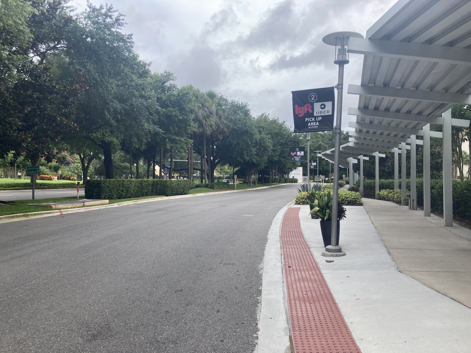 Image of rideshare waiting and pickup area outside Hyatt Regency Orlando