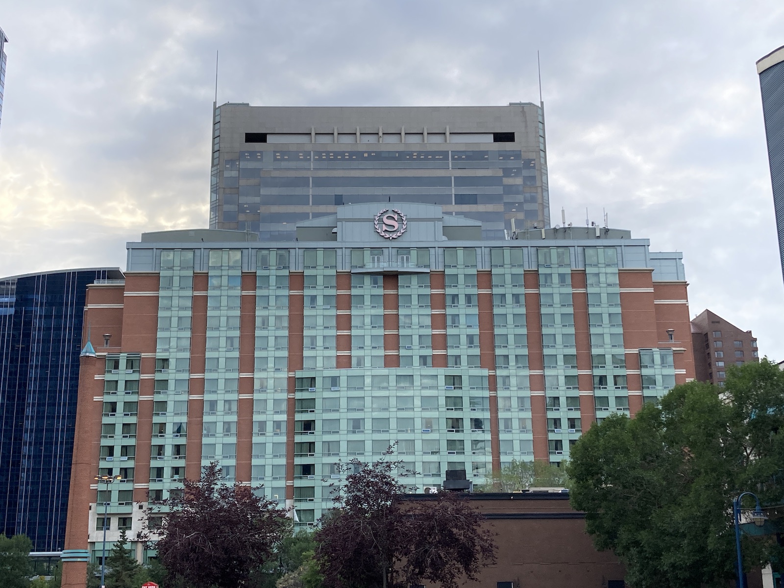 Sheraton Suites Calgary Eau Claire Review – We Really Liked It