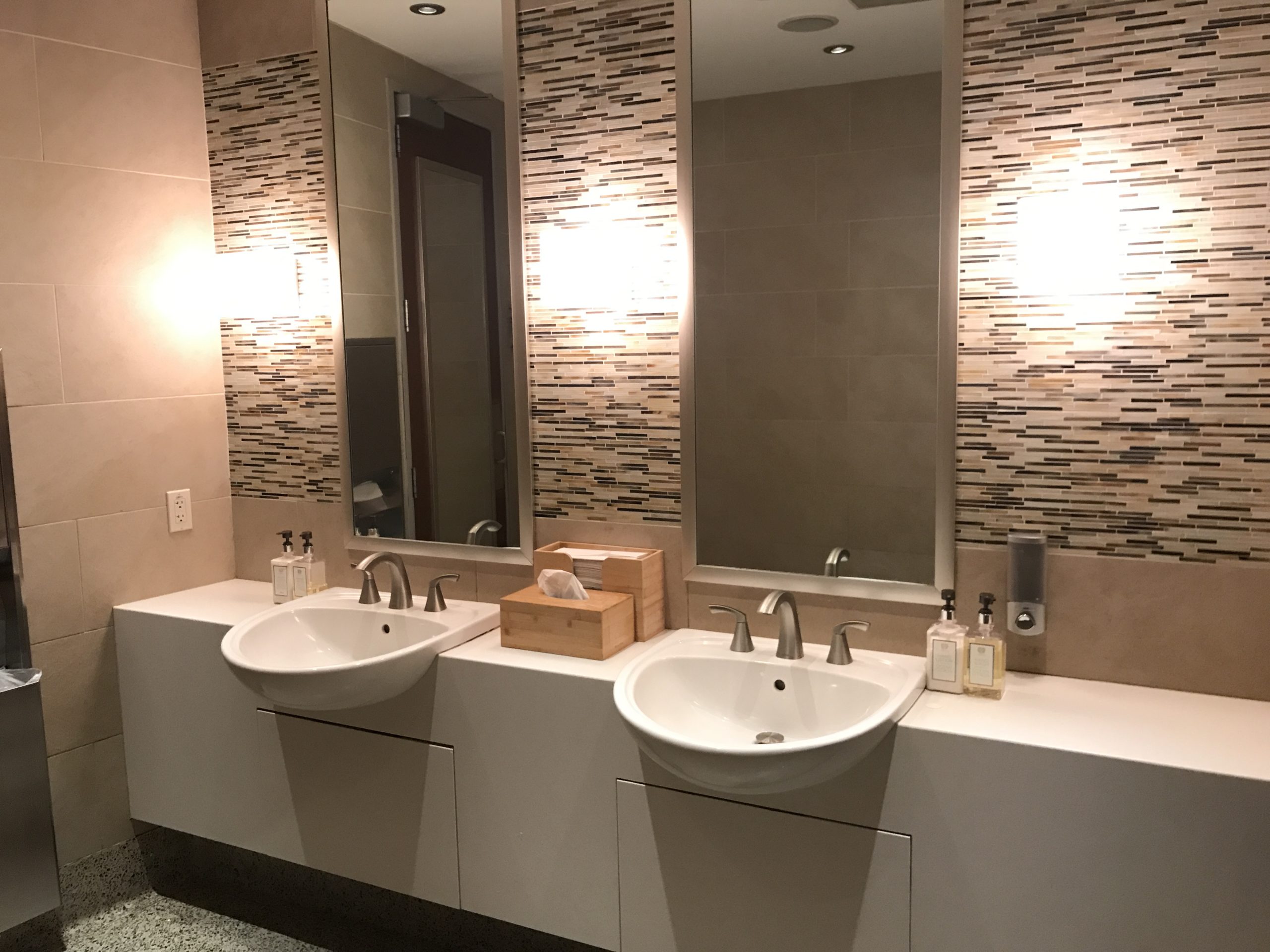Alaska Lounge SFO Review bathroom