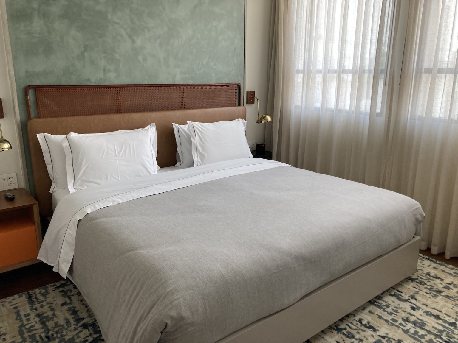 How Do You Handle This Hotel Room Bed Dilemma?