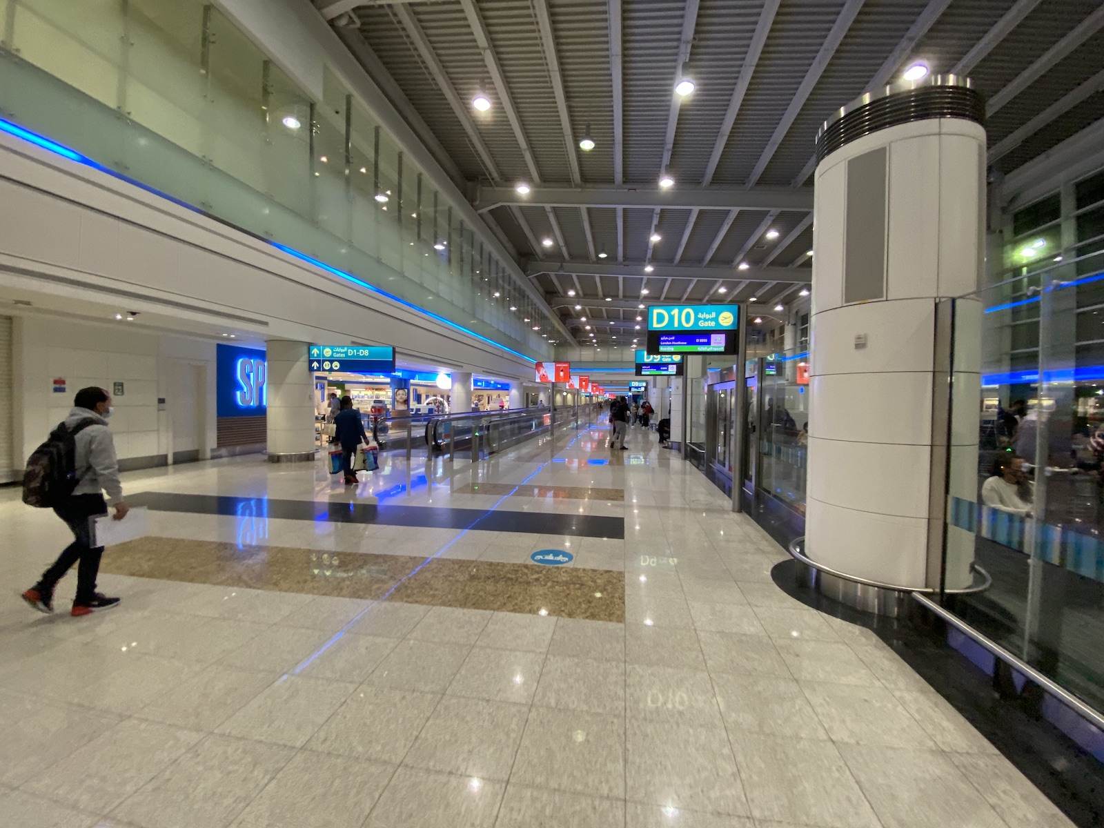 Image of concourse D in DXB airport, not very busy