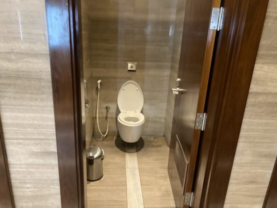 Image of the clean bathrooms in the lounge