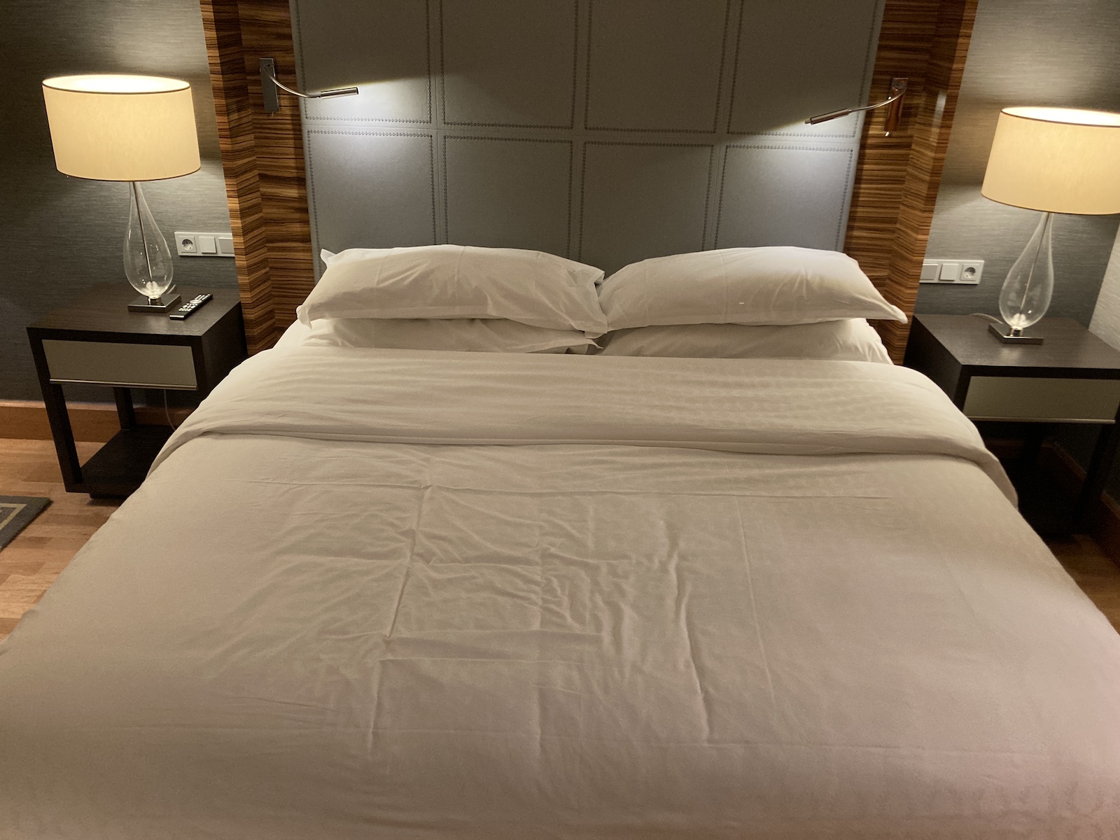 Image of bed in panoramic suite 