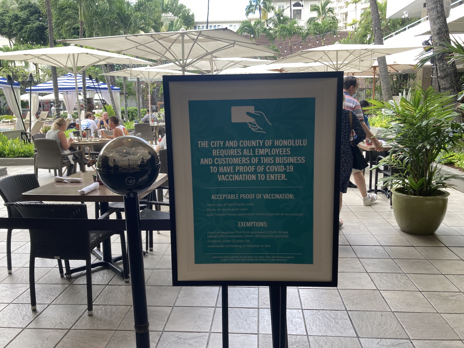Vaccination requirement sign at the entrance to the restaurant
