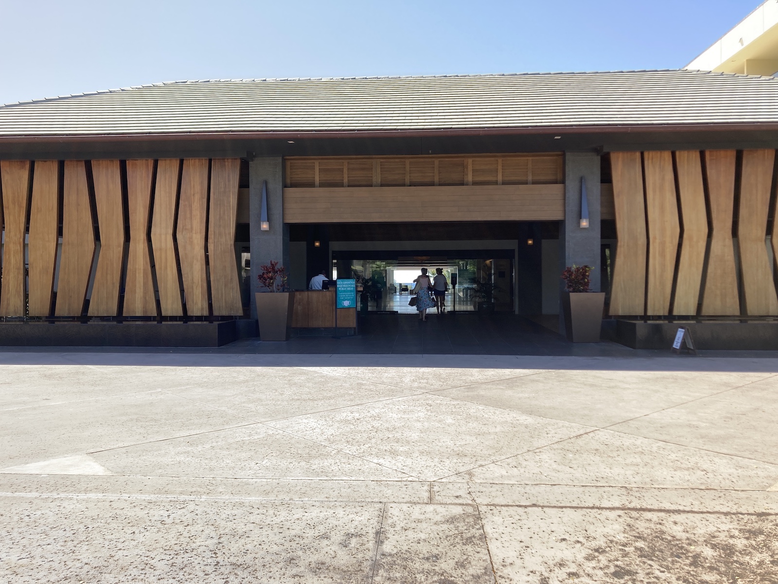 Photo of main entrance to Waikoloa Beach Marriott Resort Spa