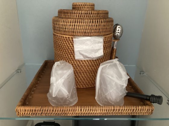 Photo of a wooden basket with ice container inside